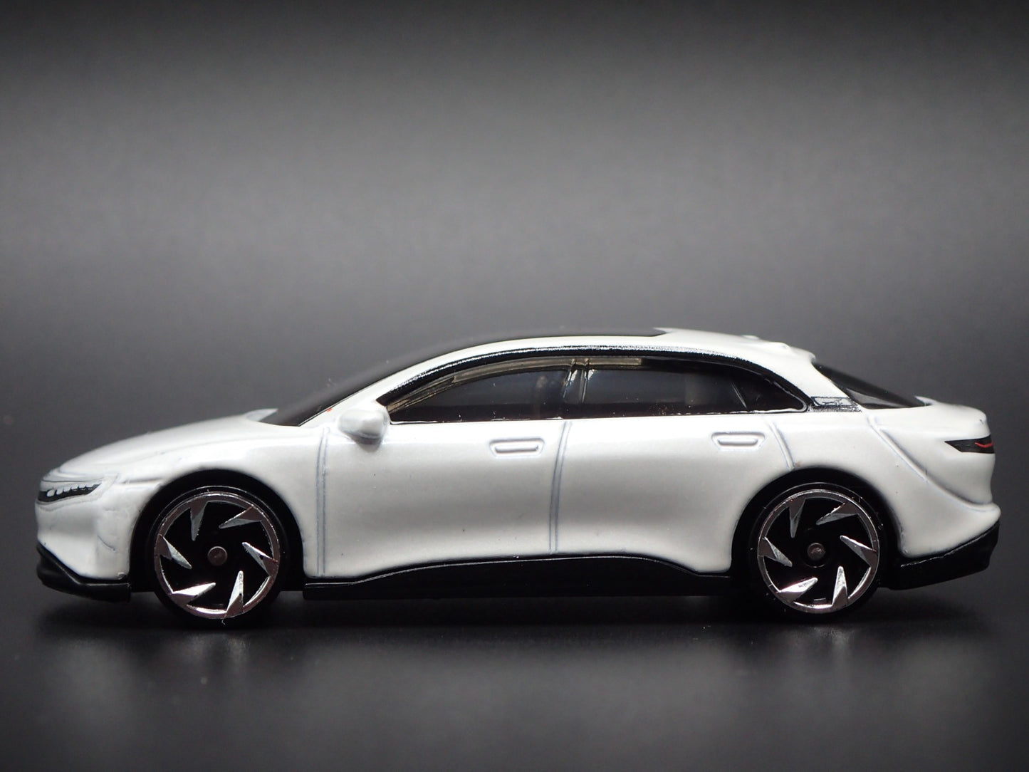 2022-2025 LUCID AIR ELECTRIC VEHICLE WHITE 1:64 SCALE DIORAMA DIECAST MODEL CAR