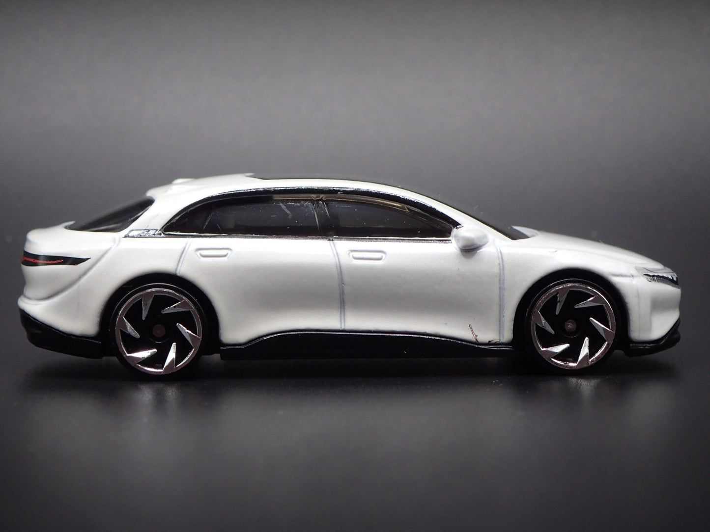 2022-2025 LUCID AIR ELECTRIC VEHICLE WHITE 1:64 SCALE DIORAMA DIECAST MODEL CAR