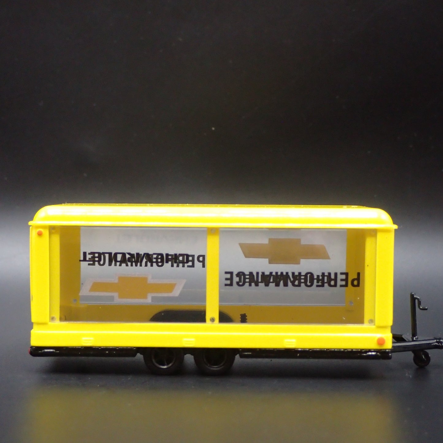 ENCLOSED GLASS CAR DISPLAY TRAILER CHEVROLET 1:64 SCALE DIORAMA DIECAST MODEL