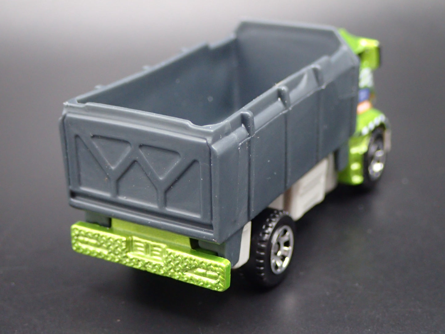 DUMP TRUCK GREEN 1:64 MB SCALE COLLECTIBLE DIORAMA DIECAST MODEL CAR