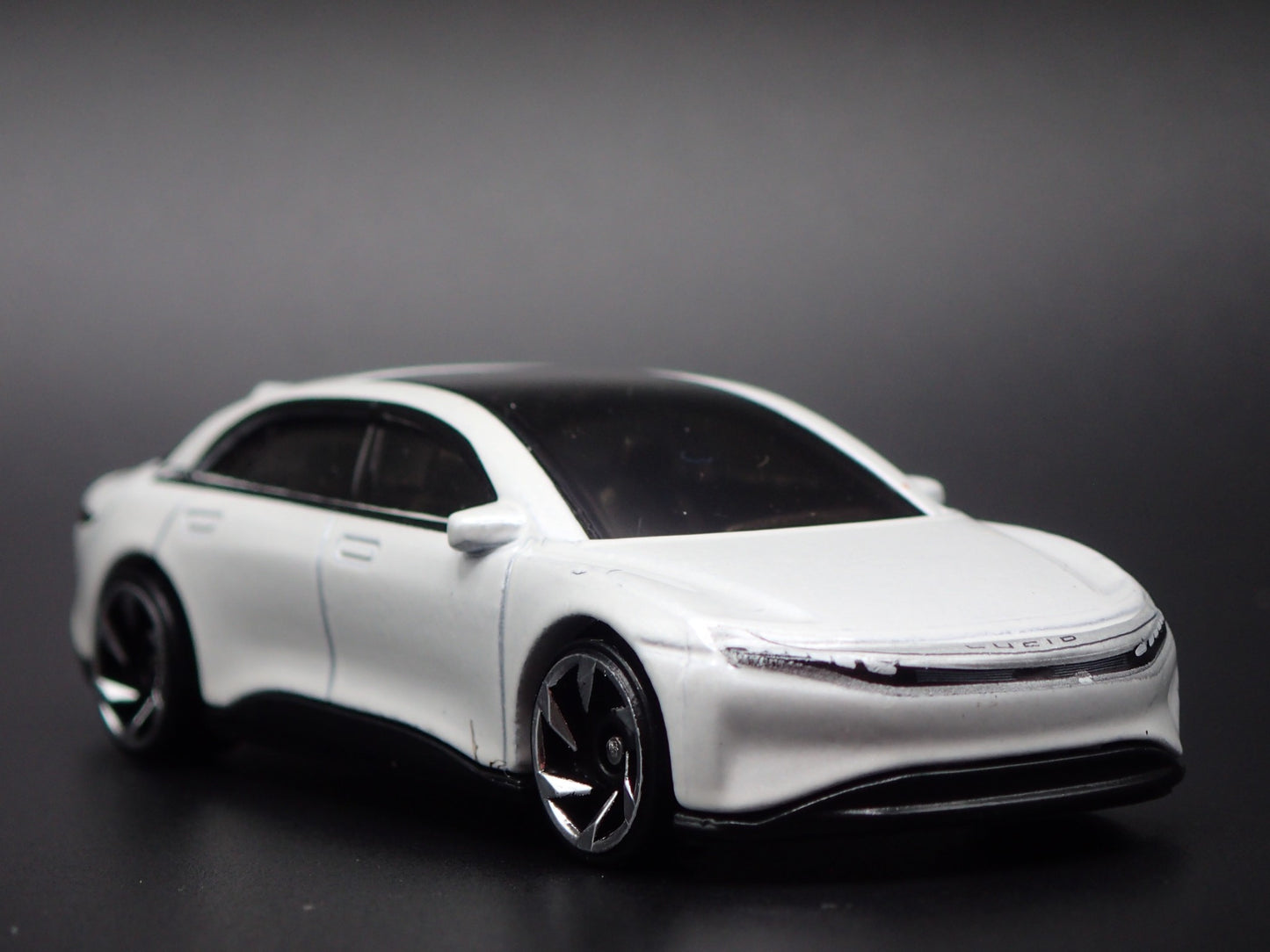 2022-2025 LUCID AIR ELECTRIC VEHICLE WHITE 1:64 SCALE DIORAMA DIECAST MODEL CAR