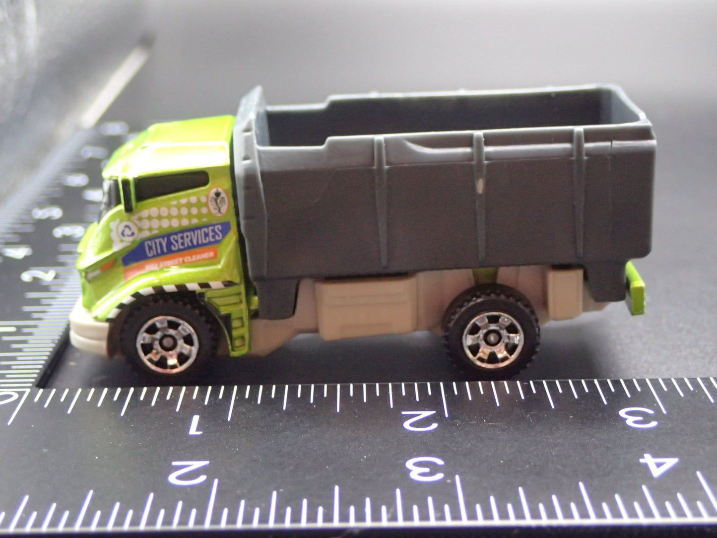 DUMP TRUCK GREEN 1:64 MB SCALE COLLECTIBLE DIORAMA DIECAST MODEL CAR