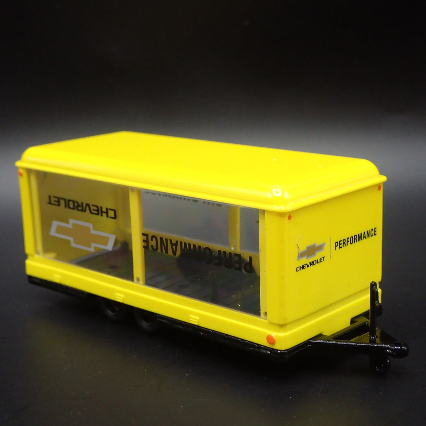 ENCLOSED GLASS CAR DISPLAY TRAILER CHEVROLET 1:64 SCALE DIORAMA DIECAST MODEL