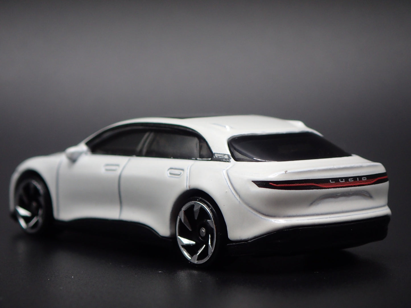 2022-2025 LUCID AIR ELECTRIC VEHICLE WHITE 1:64 SCALE DIORAMA DIECAST MODEL CAR