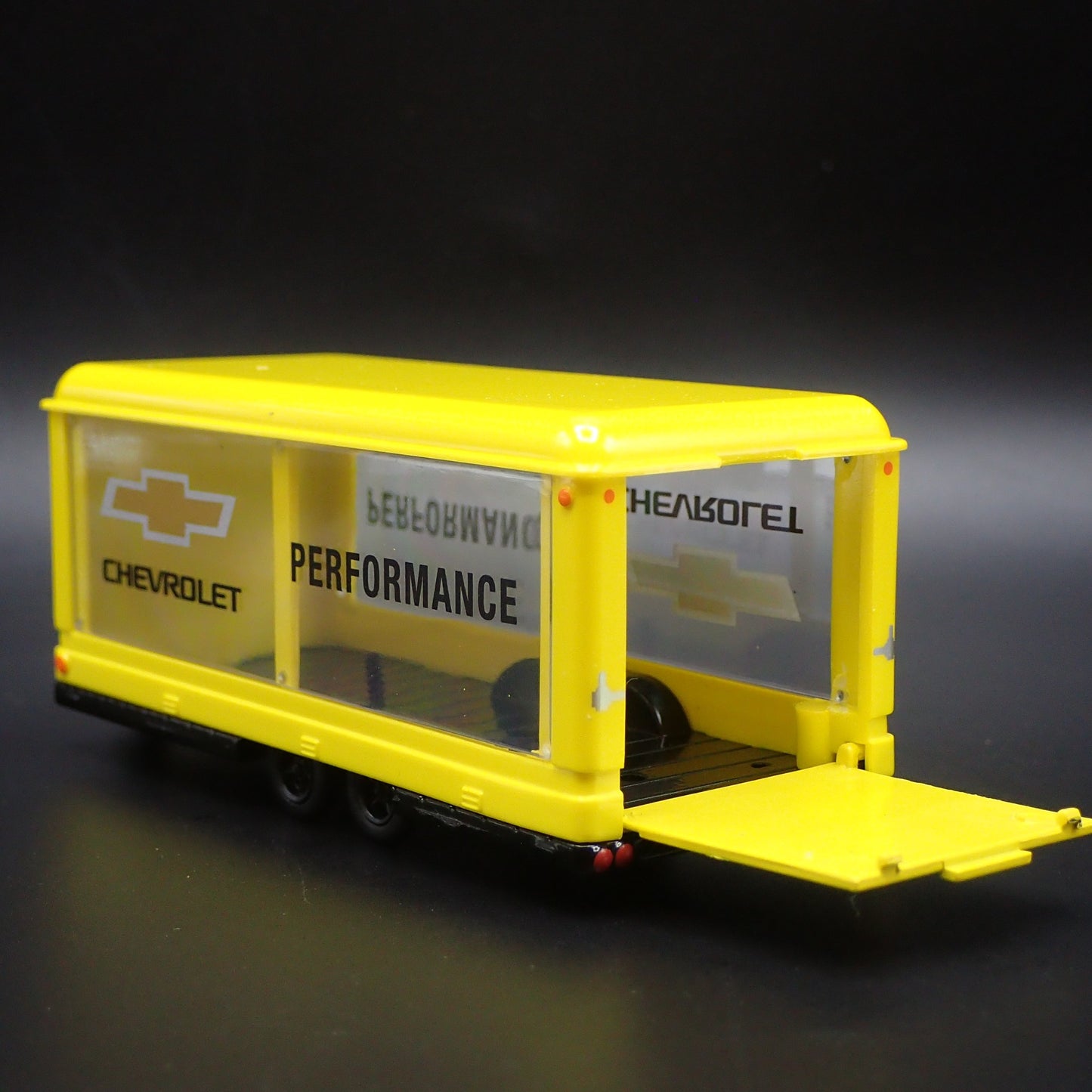 ENCLOSED GLASS CAR DISPLAY TRAILER CHEVROLET 1:64 SCALE DIORAMA DIECAST MODEL