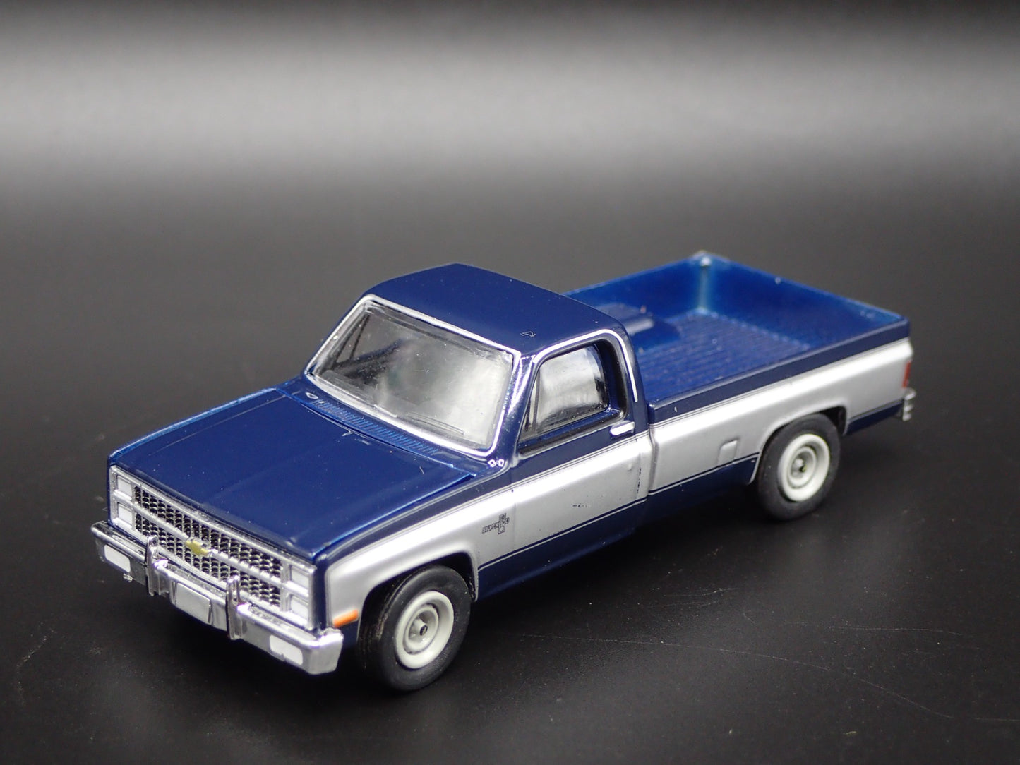 1982 82 CHEVY CHEVROLET SILVERADO C10 SQUAREBODY 1/64 SCALE DIECAST MODEL CAR