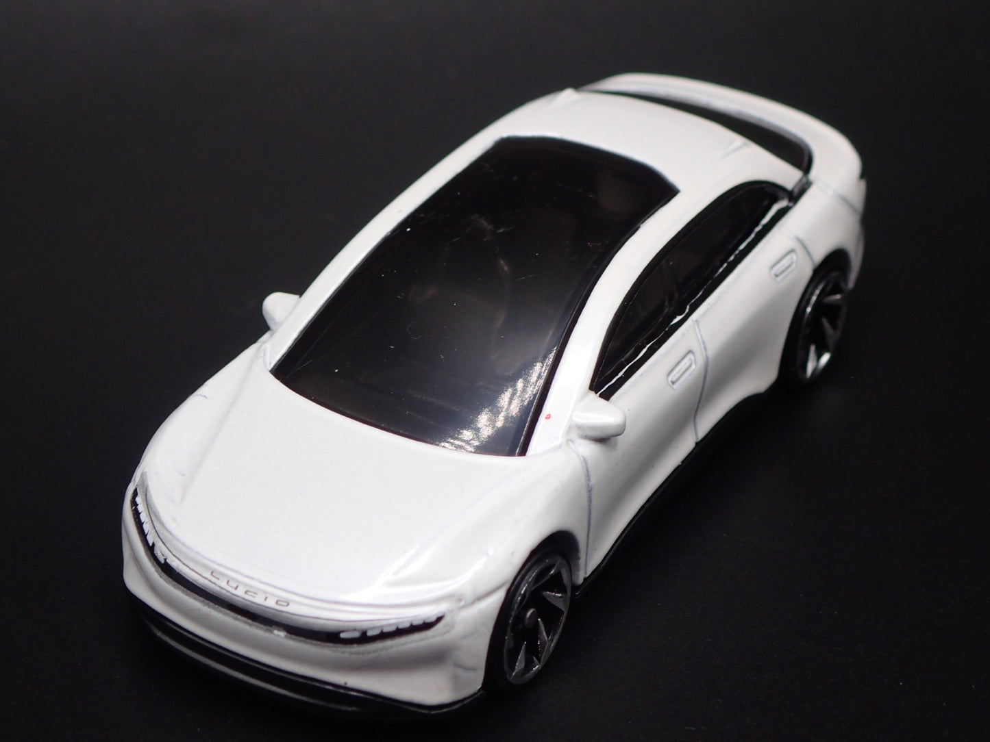 2022-2025 LUCID AIR ELECTRIC VEHICLE WHITE 1:64 SCALE DIORAMA DIECAST MODEL CAR