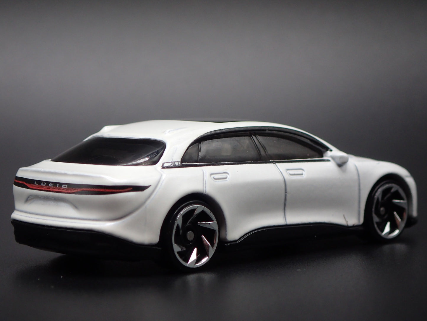 2022-2025 LUCID AIR ELECTRIC VEHICLE WHITE 1:64 SCALE DIORAMA DIECAST MODEL CAR