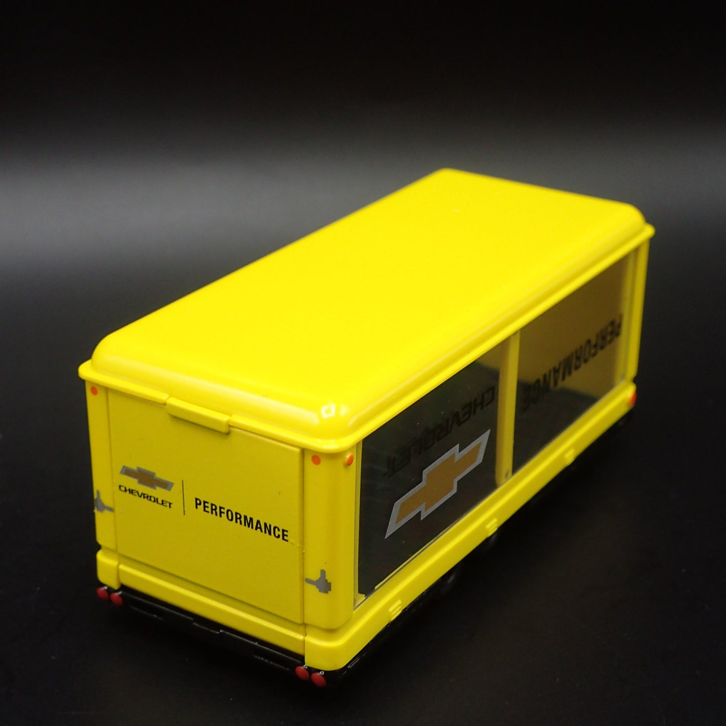 ENCLOSED GLASS CAR DISPLAY TRAILER CHEVROLET 1:64 SCALE DIORAMA DIECAST MODEL