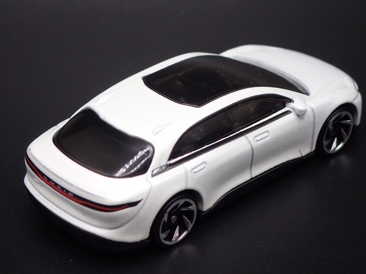 2022-2025 LUCID AIR ELECTRIC VEHICLE WHITE 1:64 SCALE DIORAMA DIECAST MODEL CAR