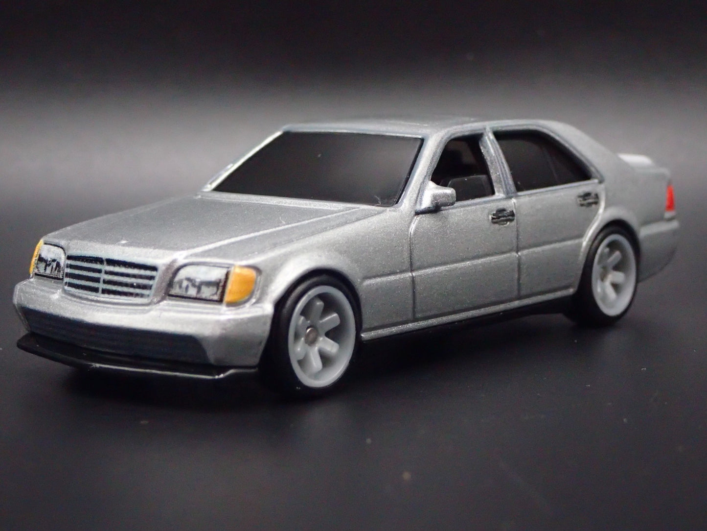 1981-1985 MERCEDES-BENZ 500 SEL 1:64 SCALE COLLECTIBLE DIORAMA DIECAST MODEL CAR