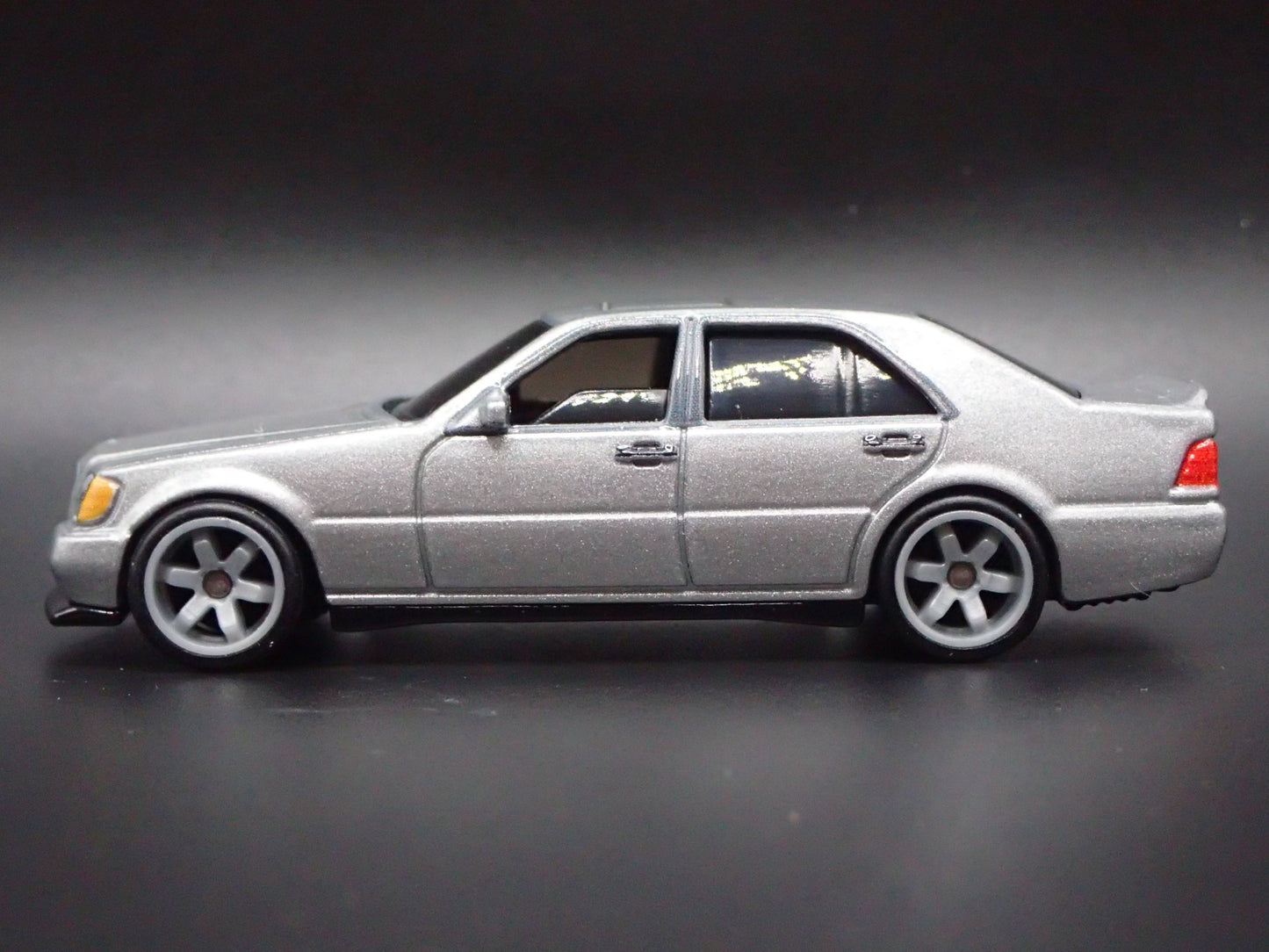 1981-1985 MERCEDES-BENZ 500 SEL 1:64 SCALE COLLECTIBLE DIORAMA DIECAST MODEL CAR