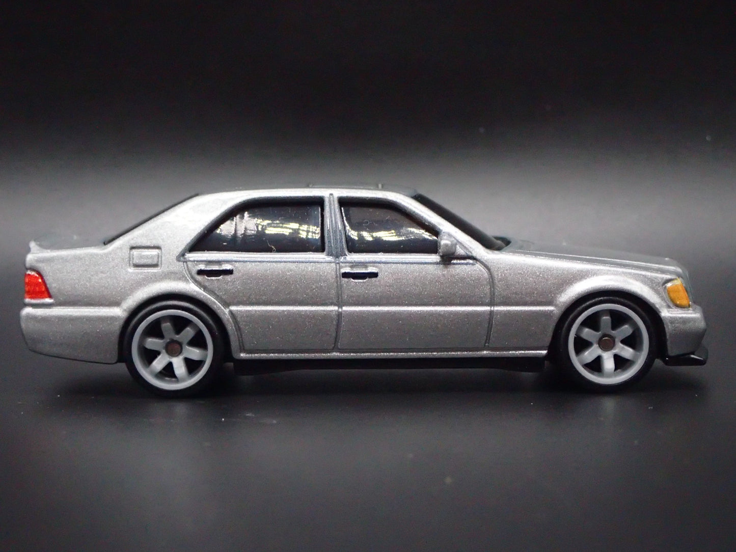 1981-1985 MERCEDES-BENZ 500 SEL 1:64 SCALE COLLECTIBLE DIORAMA DIECAST MODEL CAR