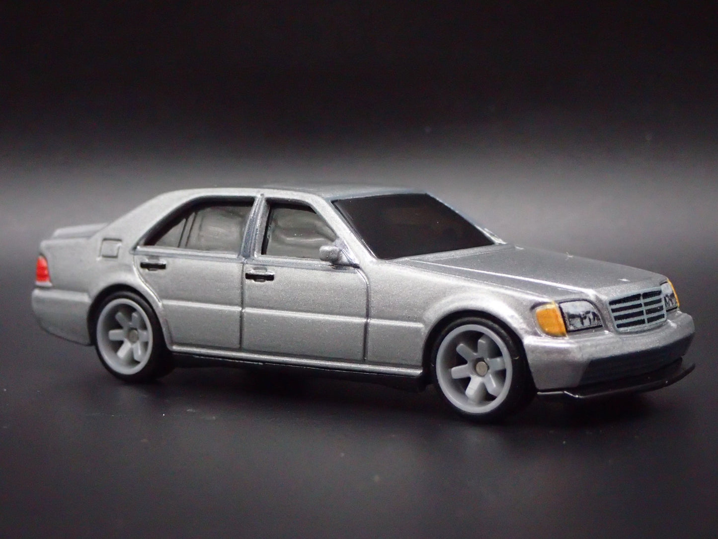 1981-1985 MERCEDES-BENZ 500 SEL 1:64 SCALE COLLECTIBLE DIORAMA DIECAST MODEL CAR