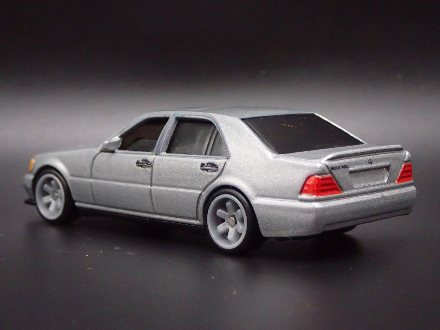 1981-1985 MERCEDES-BENZ 500 SEL 1:64 SCALE COLLECTIBLE DIORAMA DIECAST MODEL CAR