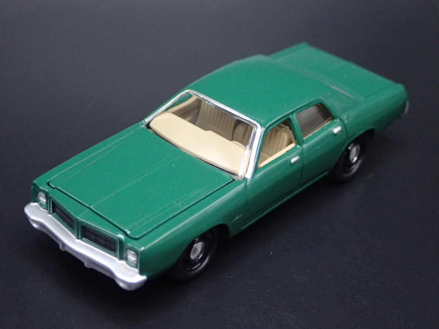 1977 77 DODGE MONACO 4 DOOR GREEN 1/64 SCALE DIORAMA DIECAST MODEL CAR