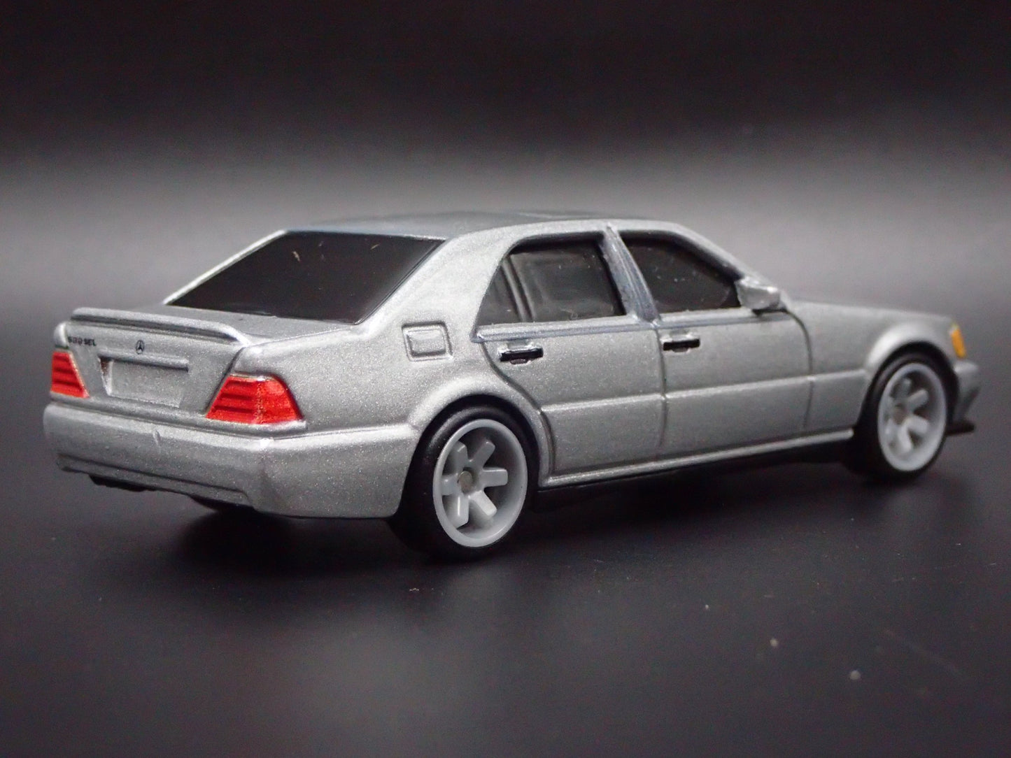 1981-1985 MERCEDES-BENZ 500 SEL 1:64 SCALE COLLECTIBLE DIORAMA DIECAST MODEL CAR