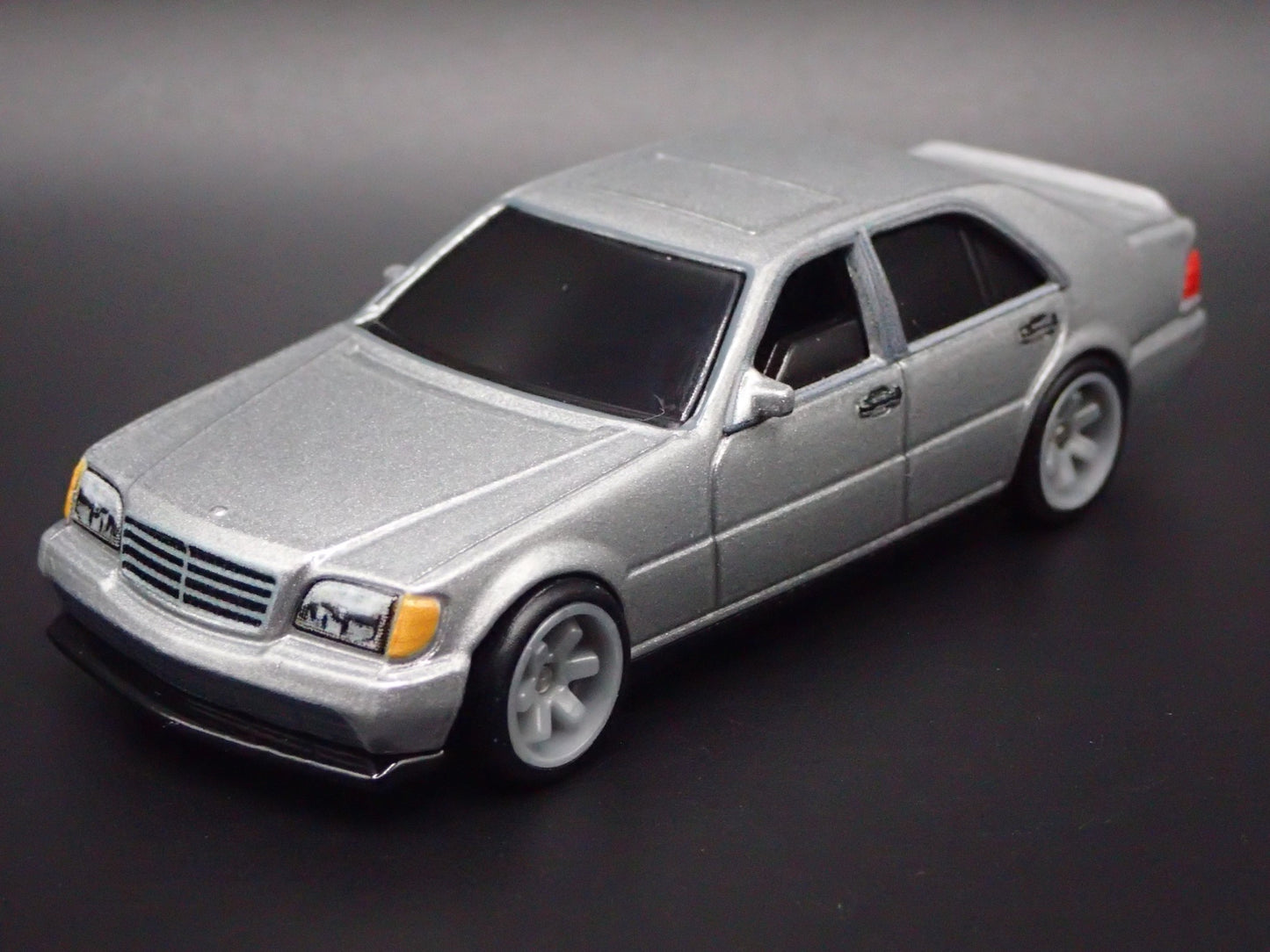 1981-1985 MERCEDES-BENZ 500 SEL 1:64 SCALE COLLECTIBLE DIORAMA DIECAST MODEL CAR