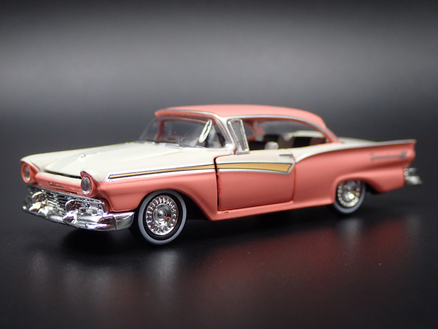 1957 57 FORD FAIRLANE 500 PINK 1:64 SCALE COLLECTIBLE DIORAMA DIECAST MODEL CAR