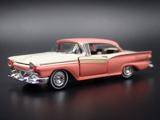 1957 57 FORD FAIRLANE 500 PINK 1:64 SCALE COLLECTIBLE DIORAMA DIECAST MODEL CAR