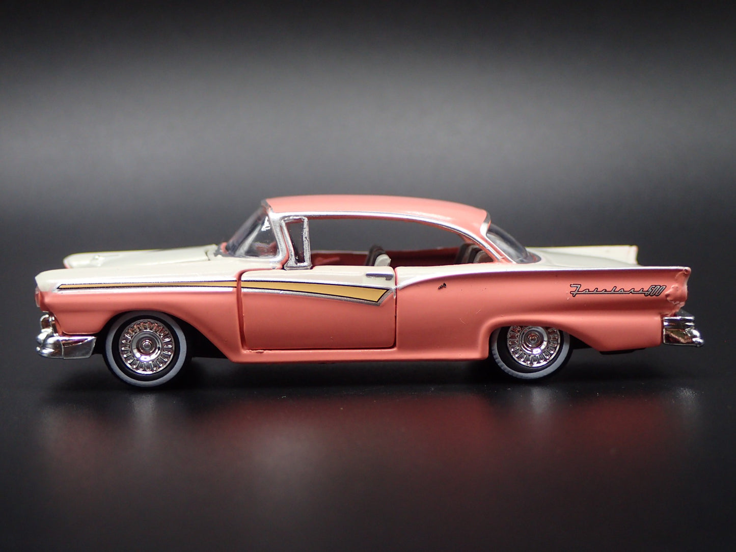 1957 57 FORD FAIRLANE 500 PINK 1:64 SCALE COLLECTIBLE DIORAMA DIECAST MODEL CAR