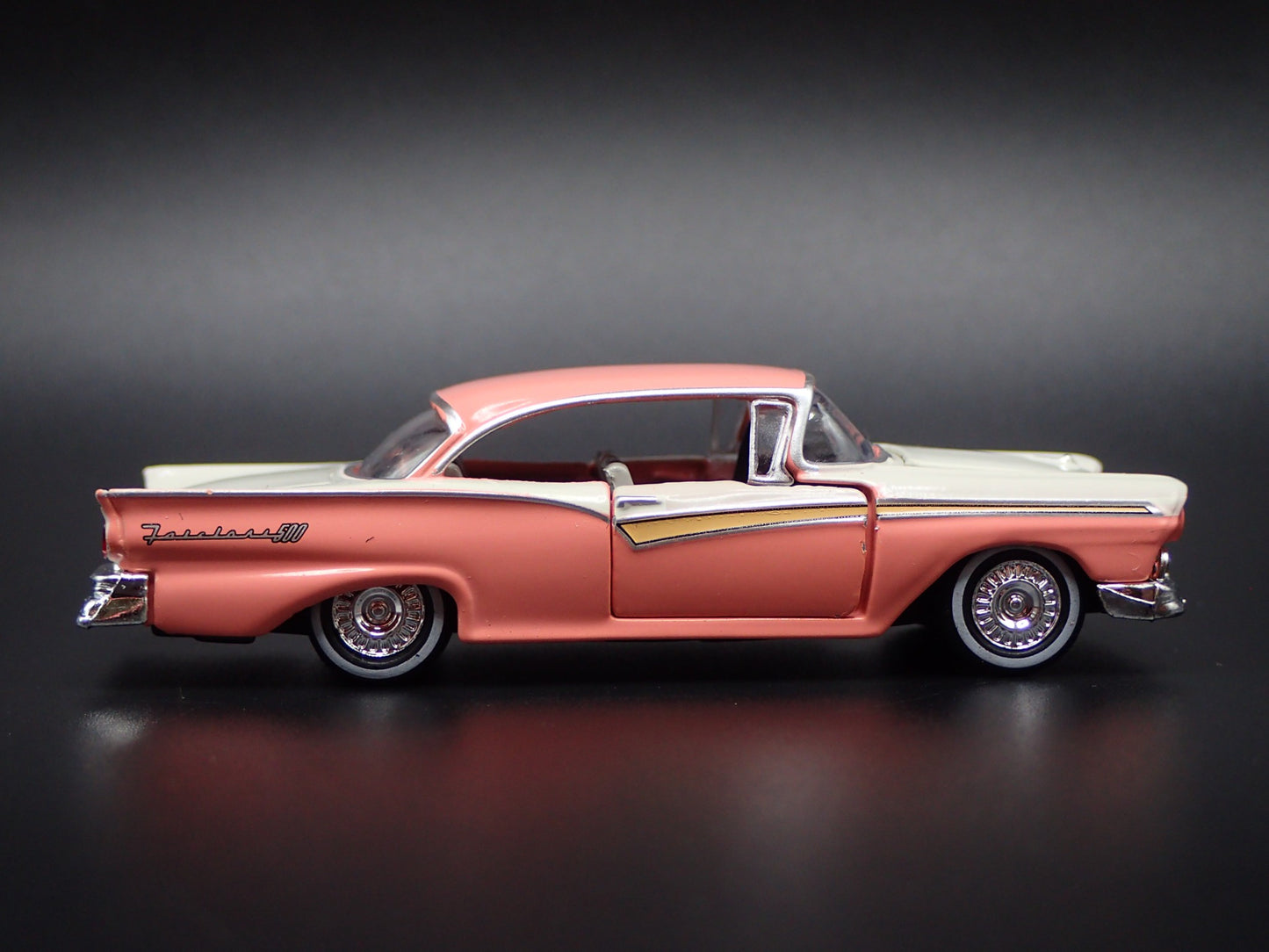 1957 57 FORD FAIRLANE 500 PINK 1:64 SCALE COLLECTIBLE DIORAMA DIECAST MODEL CAR