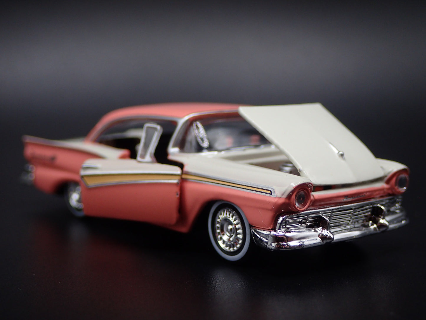 1957 57 FORD FAIRLANE 500 PINK 1:64 SCALE COLLECTIBLE DIORAMA DIECAST MODEL CAR