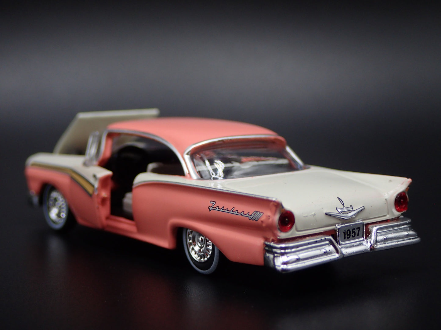 1957 57 FORD FAIRLANE 500 PINK 1:64 SCALE COLLECTIBLE DIORAMA DIECAST MODEL CAR