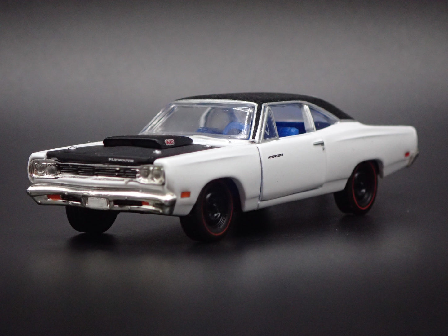 1969 69 PLYMOUTH ROAD RUNNER 440 6-PACK 1:64 SCALE COLLECTIBLE DIECAST MODEL CAR