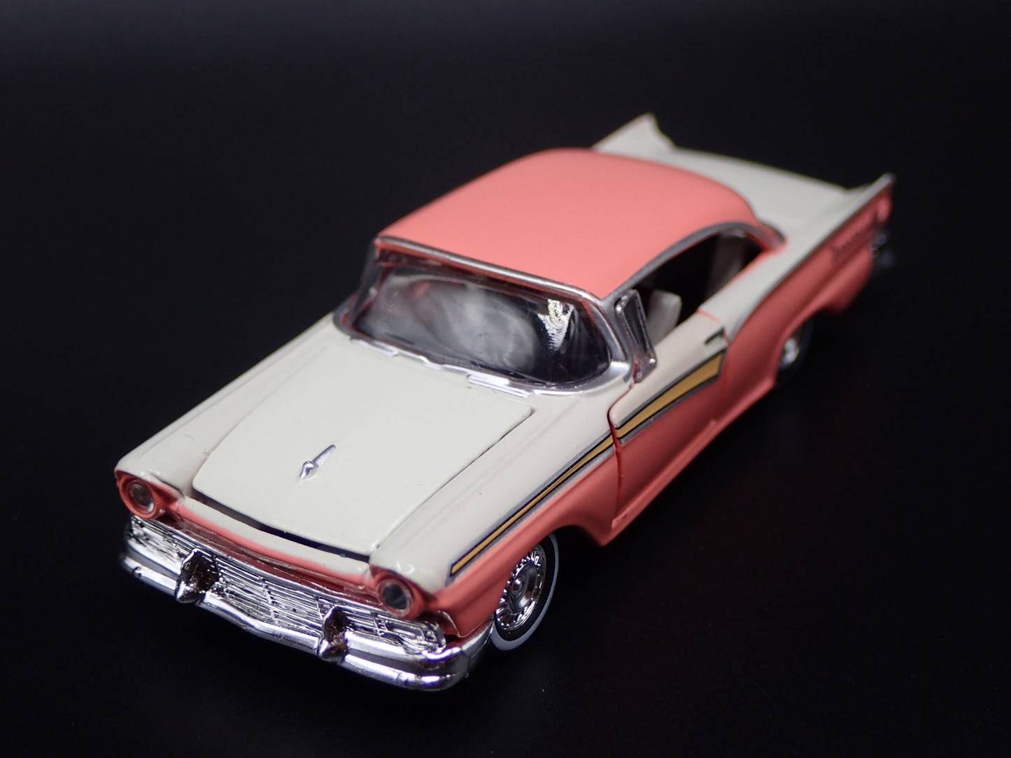 1957 57 FORD FAIRLANE 500 PINK 1:64 SCALE COLLECTIBLE DIORAMA DIECAST MODEL CAR