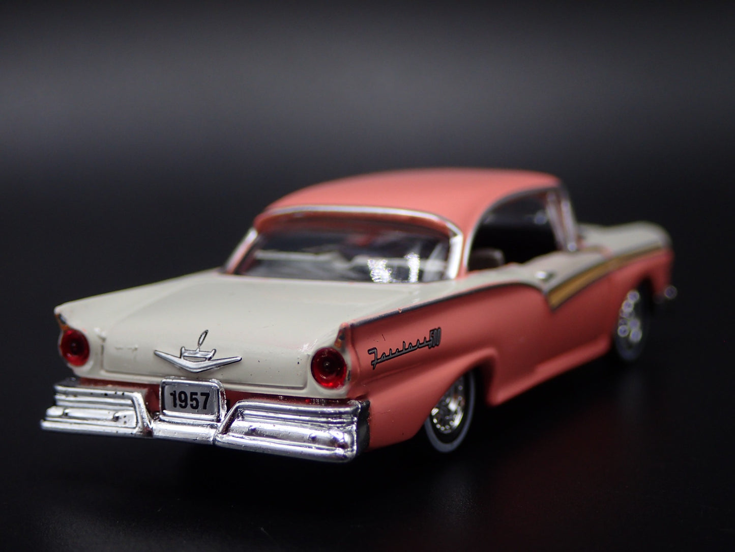 1957 57 FORD FAIRLANE 500 PINK 1:64 SCALE COLLECTIBLE DIORAMA DIECAST MODEL CAR
