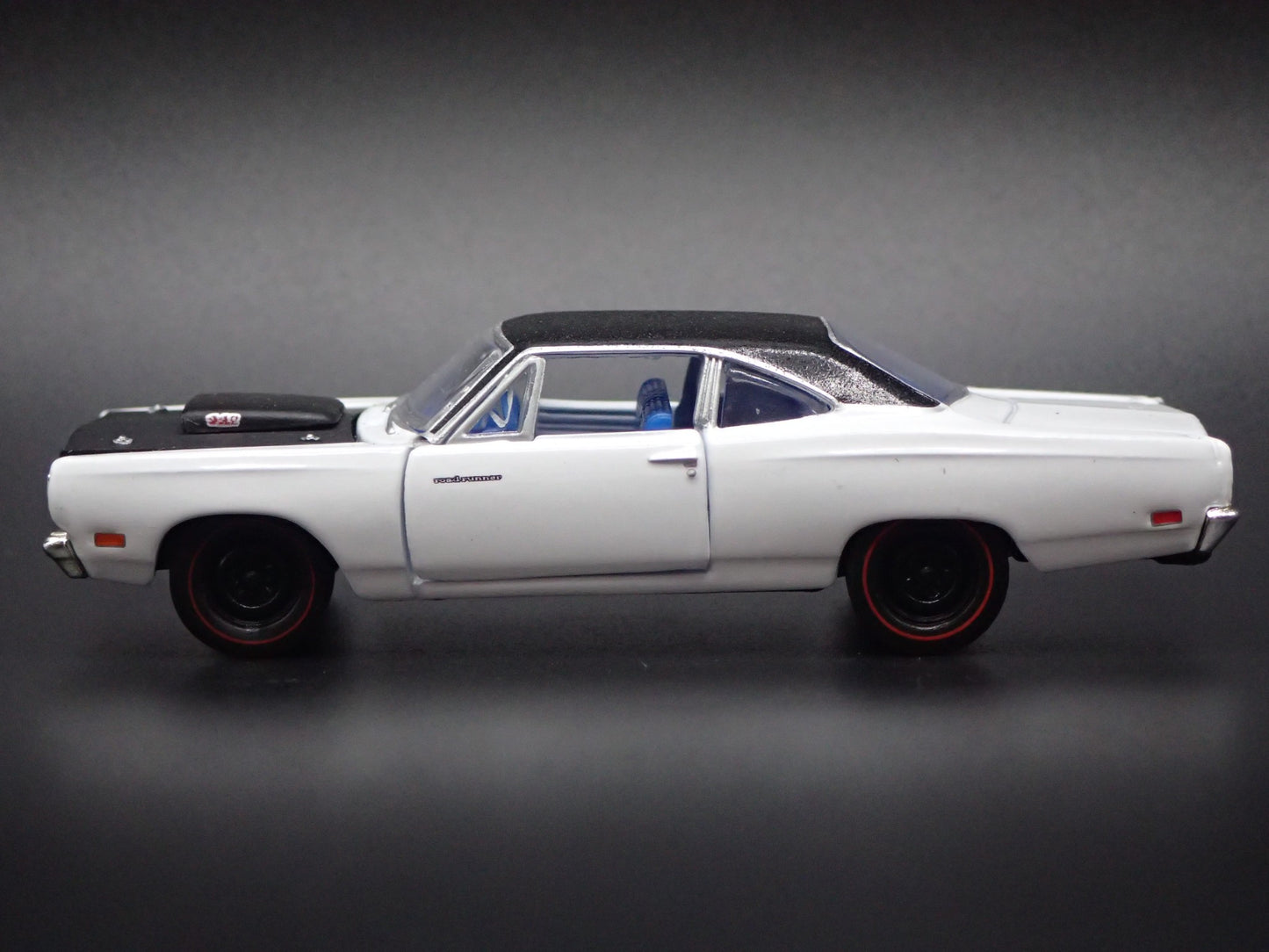 1969 69 PLYMOUTH ROAD RUNNER 440 6-PACK 1:64 SCALE COLLECTIBLE DIECAST MODEL CAR