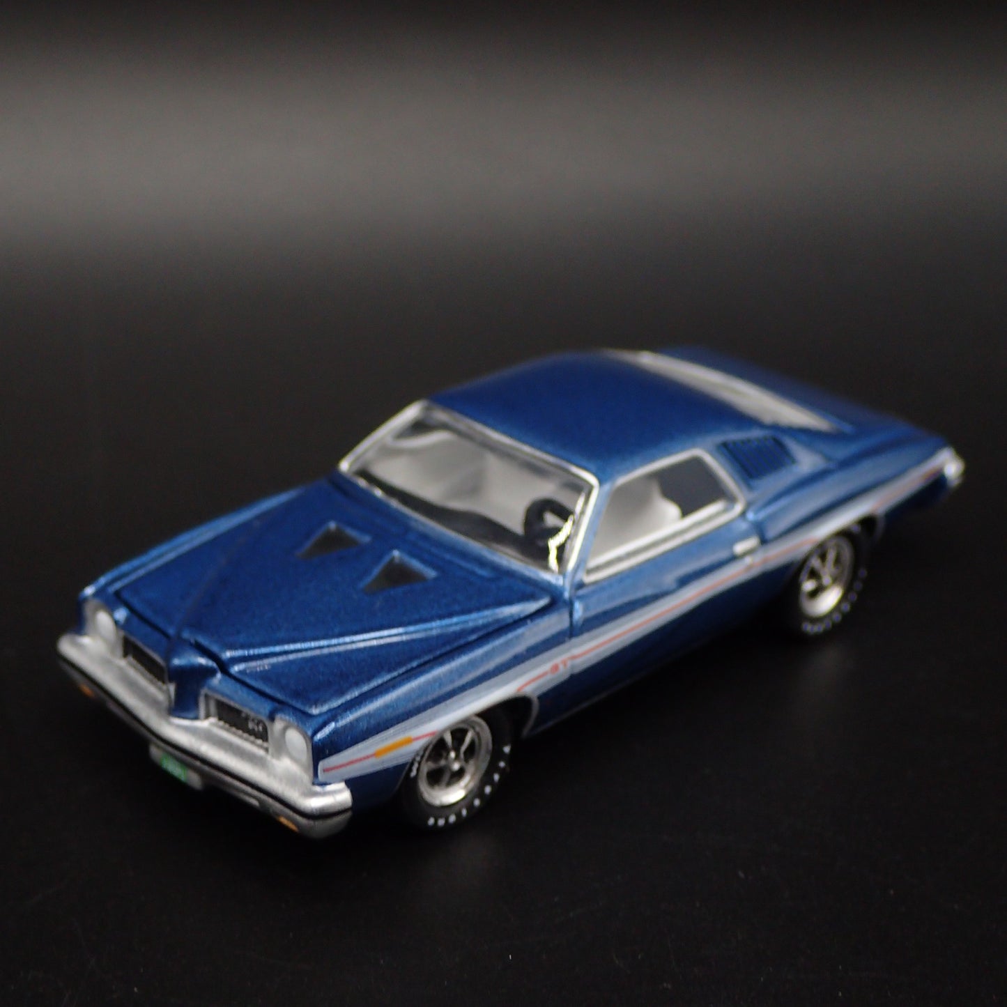 1973 73 PONTIAC LE MANS GT BLUE 1:64 SCALE COLLECTIBLE DIORAMA DIECAST MODEL CAR