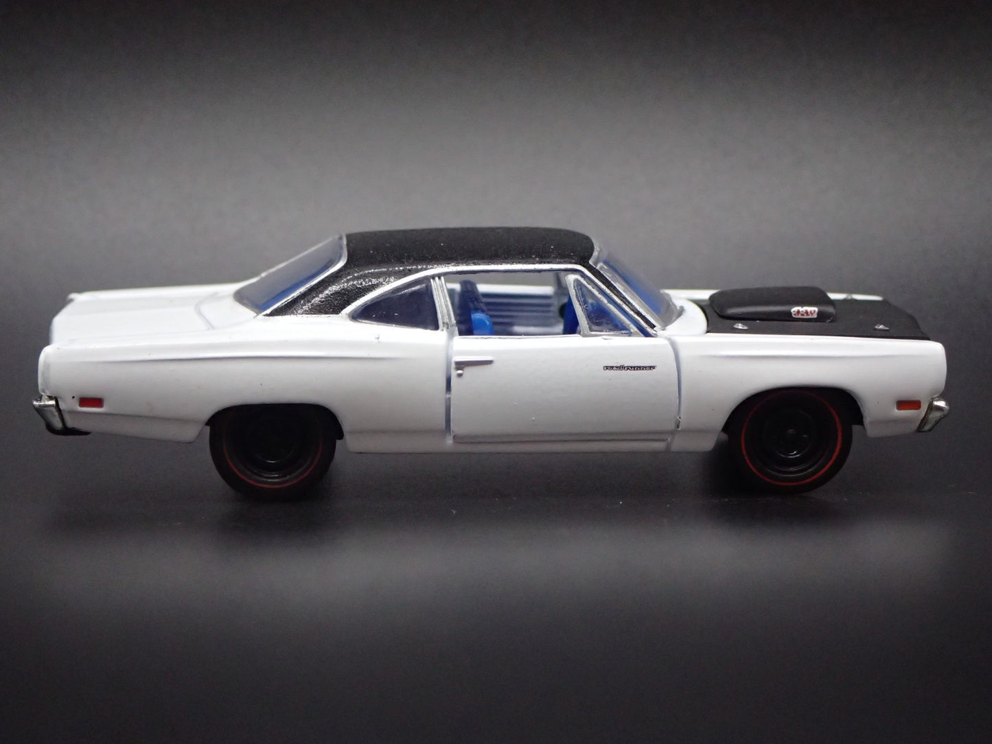 1969 69 PLYMOUTH ROAD RUNNER 440 6-PACK 1:64 SCALE COLLECTIBLE DIECAST MODEL CAR