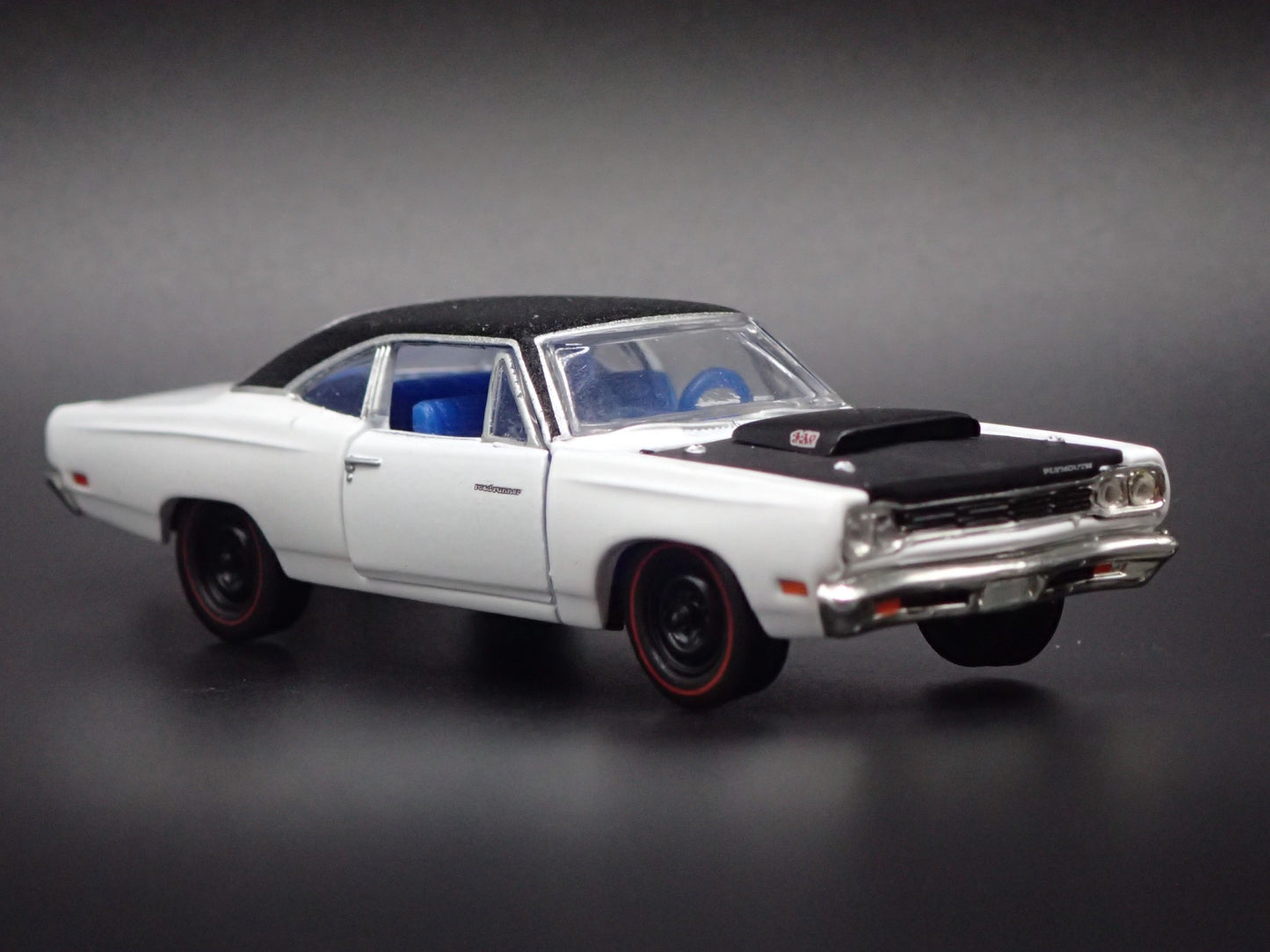 1969 69 PLYMOUTH ROAD RUNNER 440 6-PACK 1:64 SCALE COLLECTIBLE DIECAST MODEL CAR