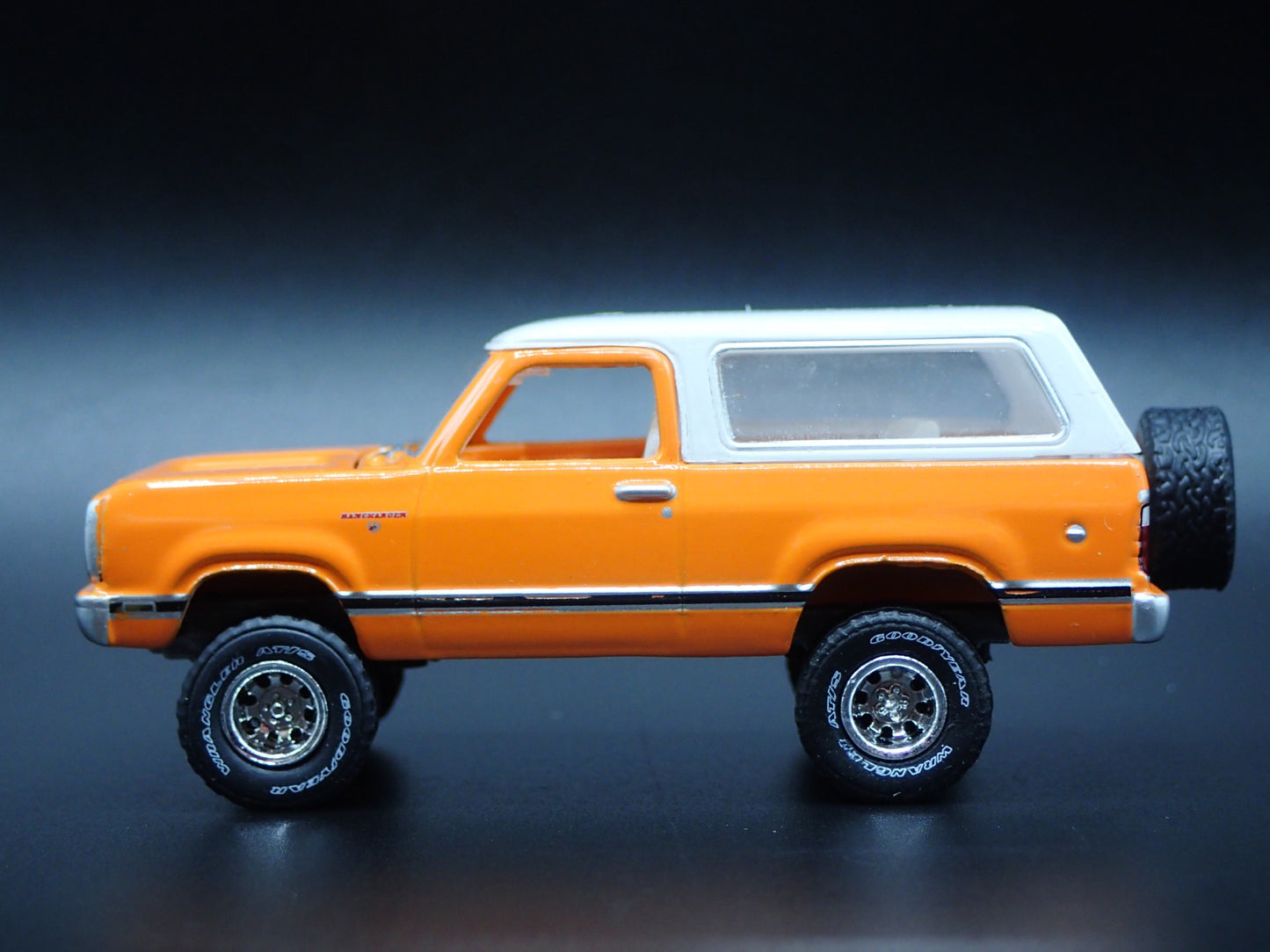 1977 77 DODGE RAMCHARGER SE 4X4 1/64 SCALE COLLECTIBLE DIORAMA DIECAST MODEL CAR