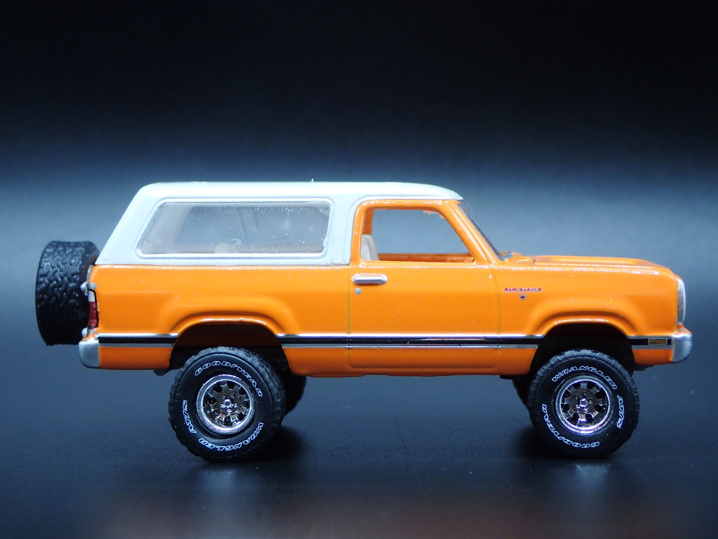 1977 77 DODGE RAMCHARGER SE 4X4 1/64 SCALE COLLECTIBLE DIORAMA DIECAST MODEL CAR