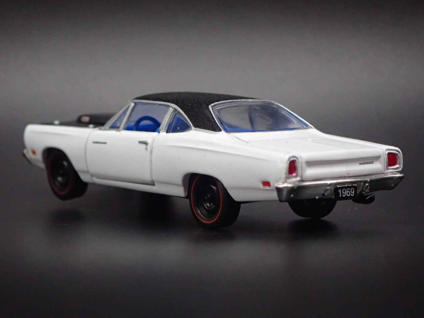 1969 69 PLYMOUTH ROAD RUNNER 440 6-PACK 1:64 SCALE COLLECTIBLE DIECAST MODEL CAR