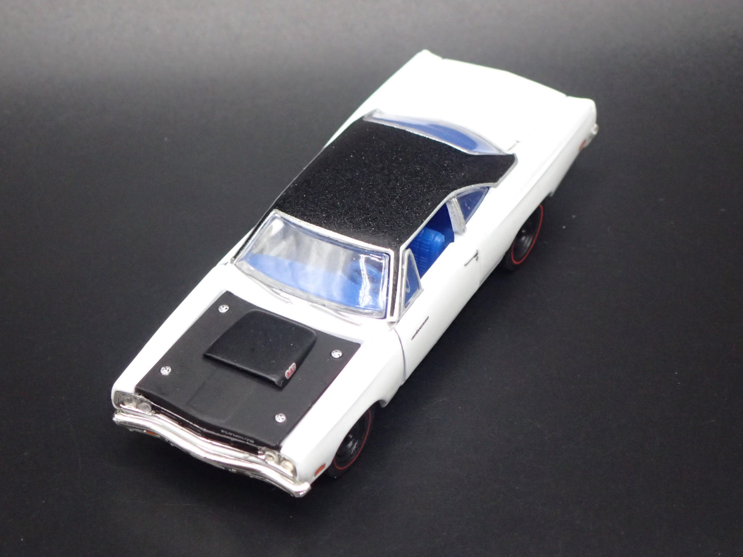 1969 69 PLYMOUTH ROAD RUNNER 440 6-PACK 1:64 SCALE COLLECTIBLE DIECAST MODEL CAR