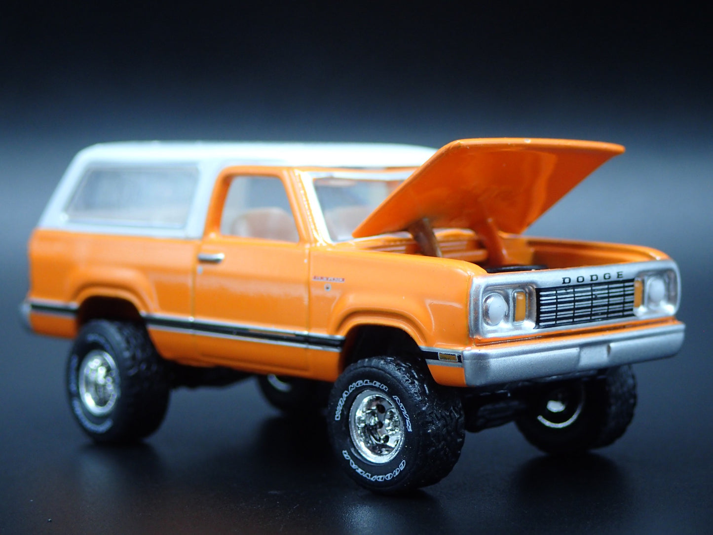 1977 77 DODGE RAMCHARGER SE 4X4 1/64 SCALE COLLECTIBLE DIORAMA DIECAST MODEL CAR
