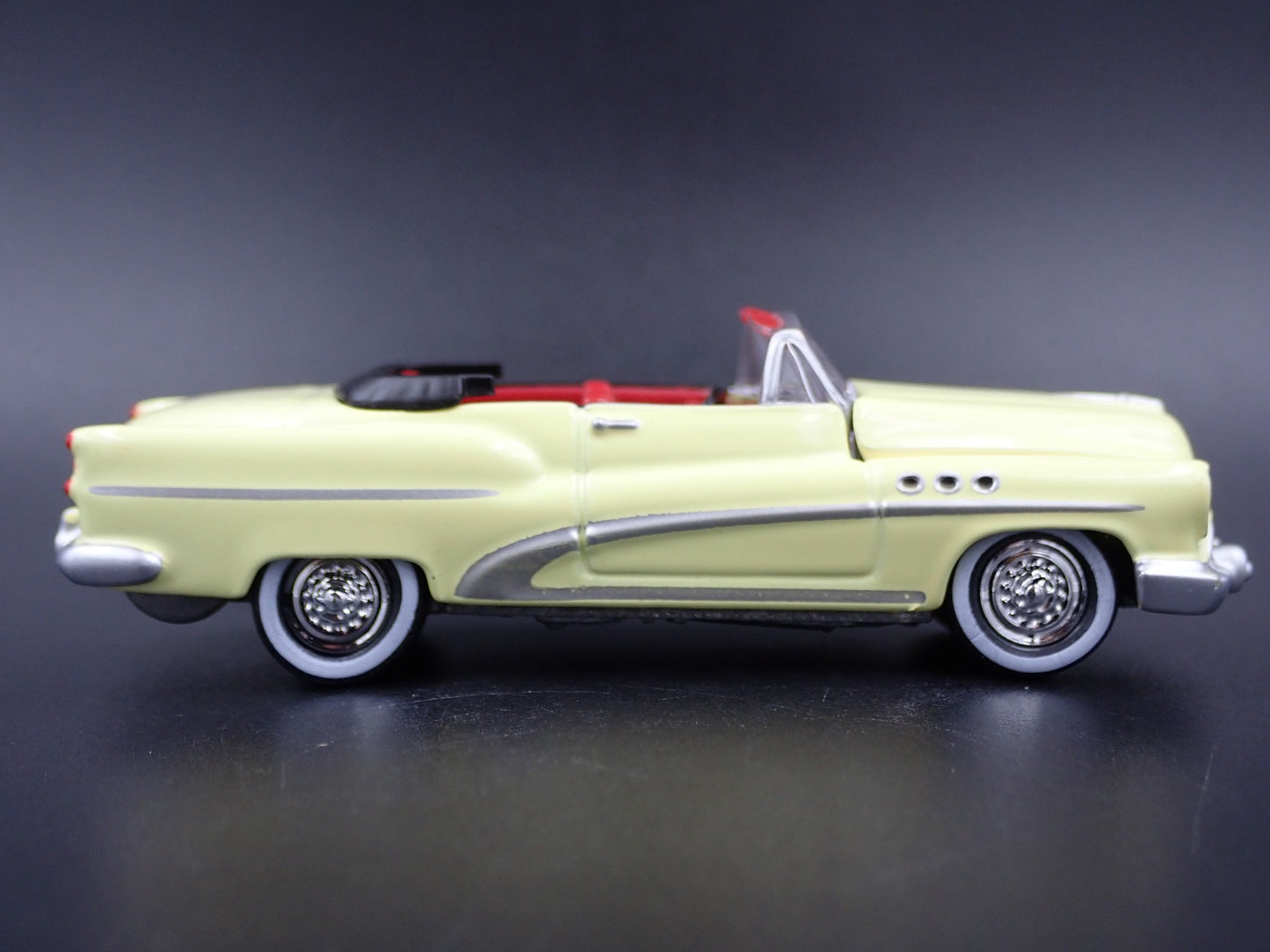 1953 53 BUICK SUPER CONVERTIBLE 1:64 SCALE COLLECTIBLE DIORAMA DIECAST MODEL CAR
