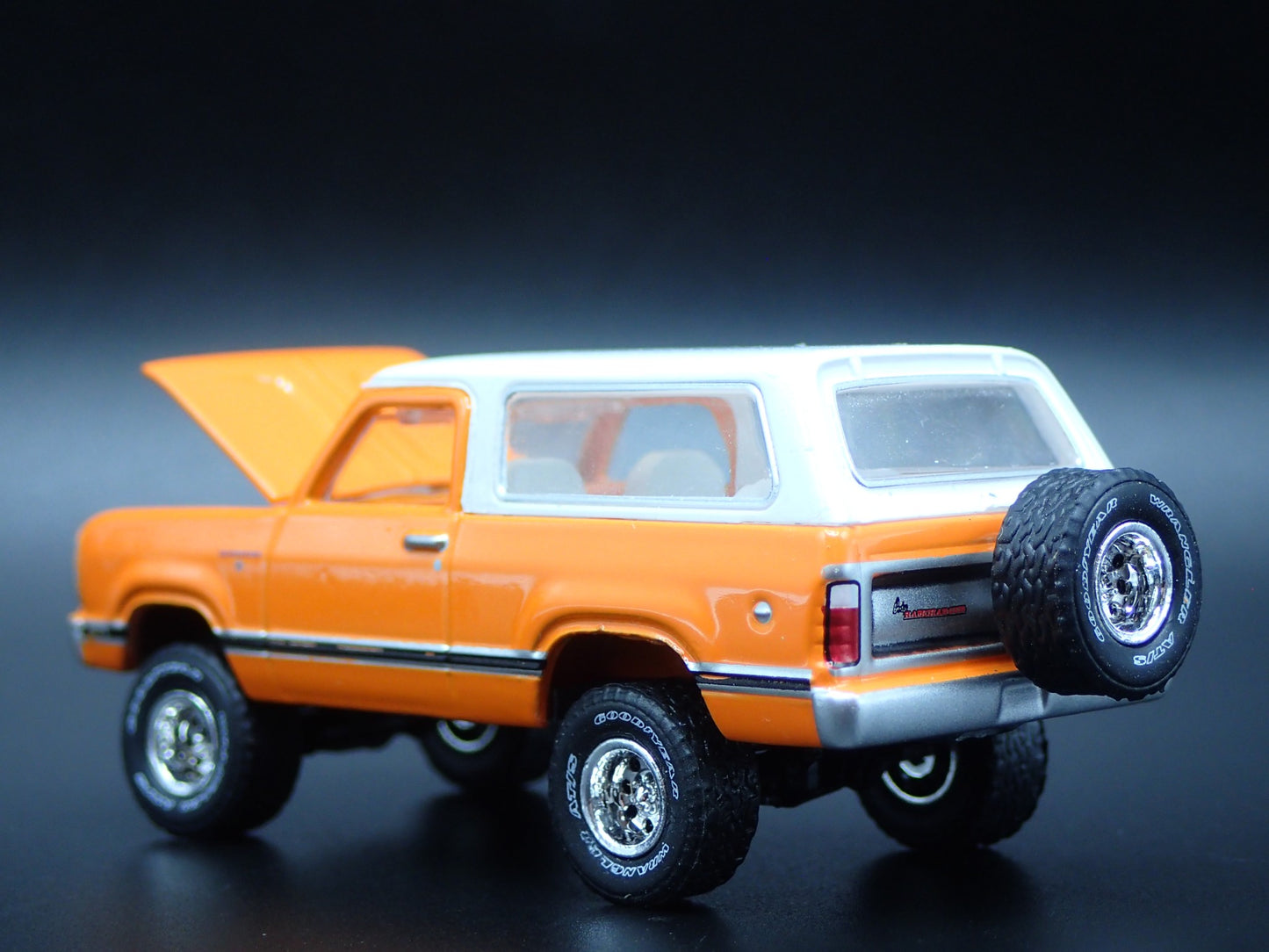 1977 77 DODGE RAMCHARGER SE 4X4 1/64 SCALE COLLECTIBLE DIORAMA DIECAST MODEL CAR