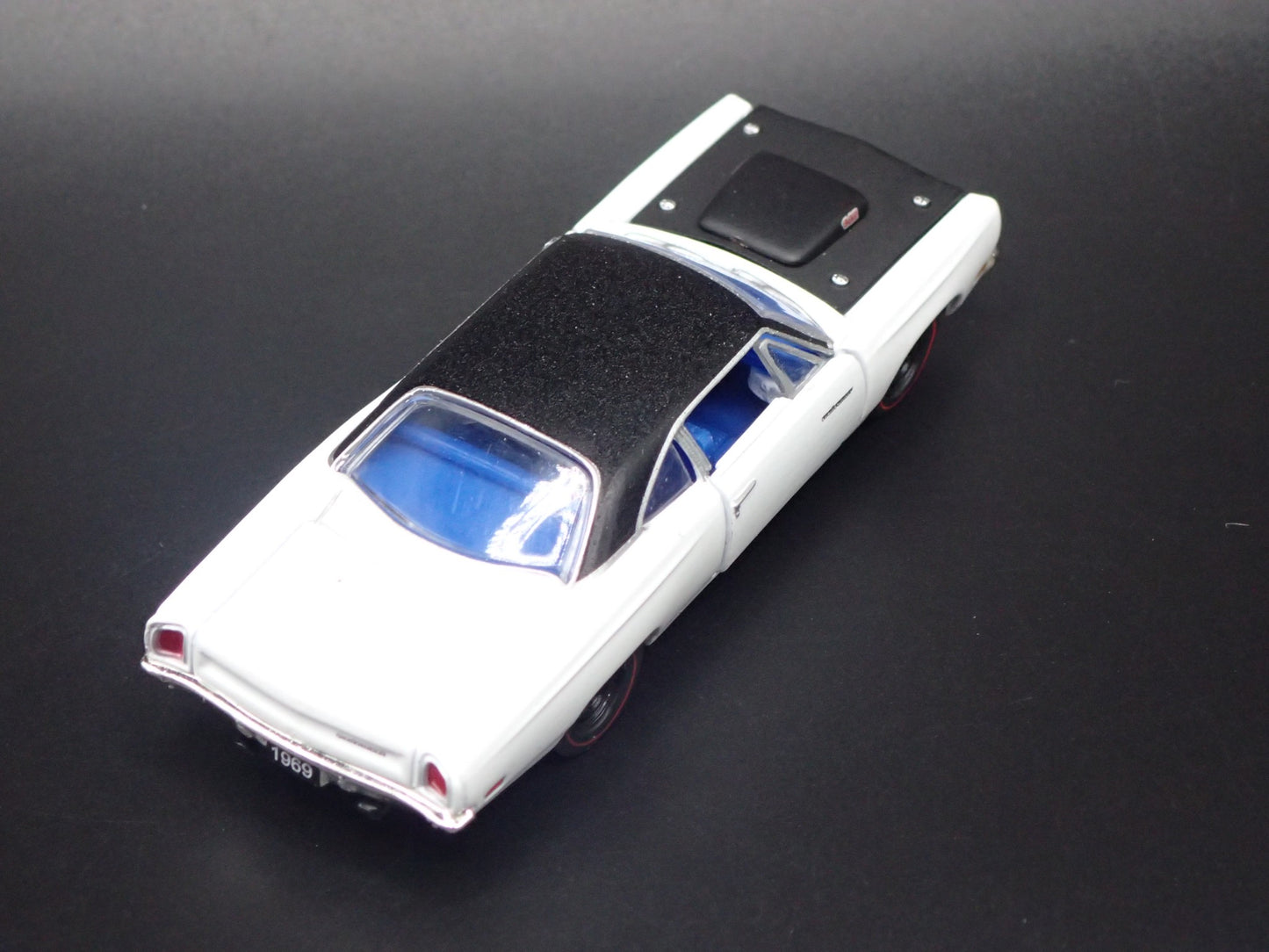 1969 69 PLYMOUTH ROAD RUNNER 440 6-PACK 1:64 SCALE COLLECTIBLE DIECAST MODEL CAR