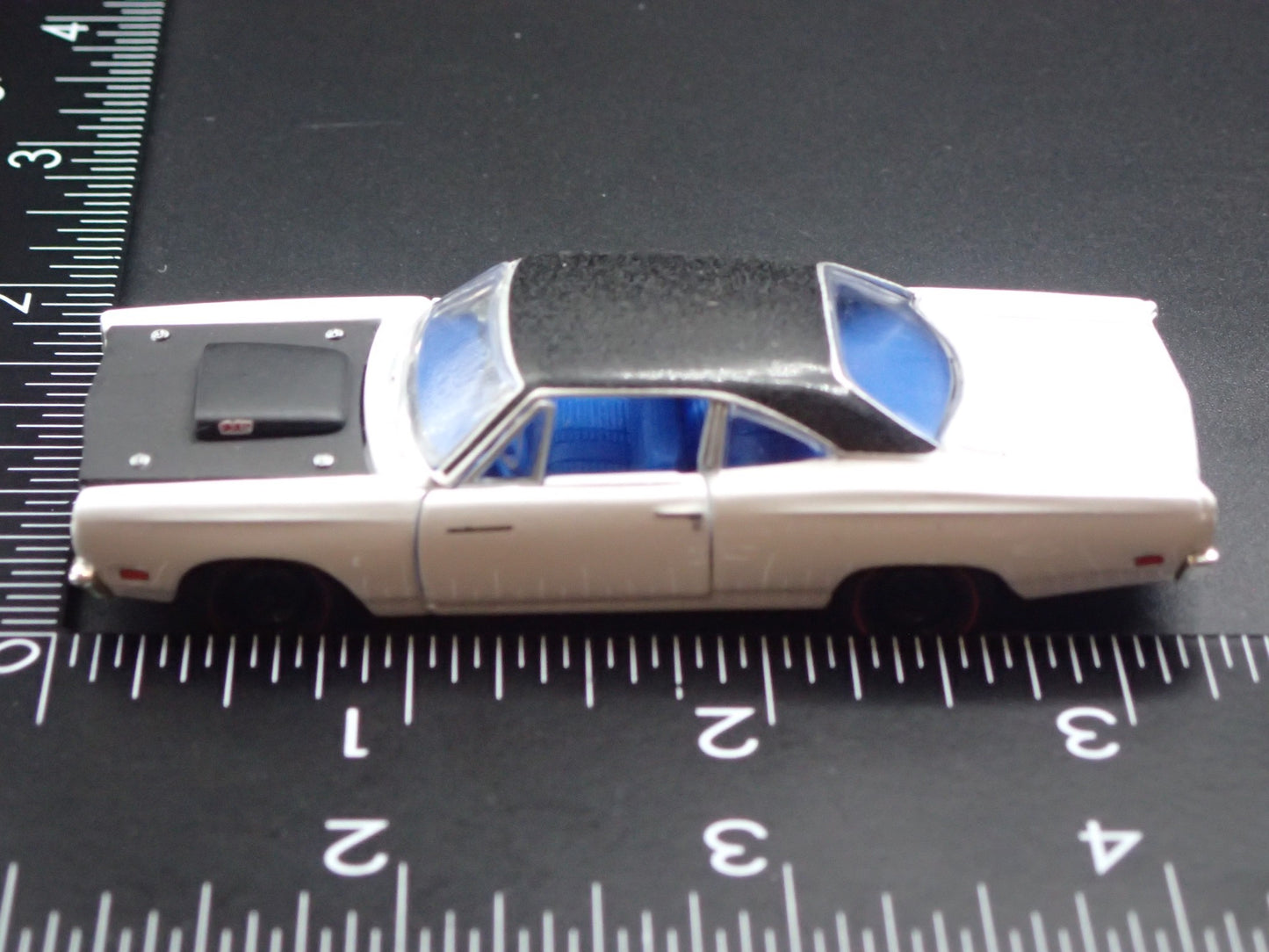 1969 69 PLYMOUTH ROAD RUNNER 440 6-PACK 1:64 SCALE COLLECTIBLE DIECAST MODEL CAR