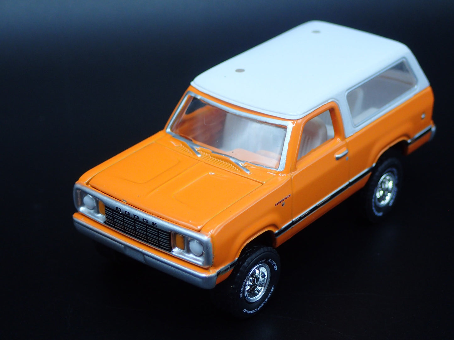 1977 77 DODGE RAMCHARGER SE 4X4 1/64 SCALE COLLECTIBLE DIORAMA DIECAST MODEL CAR