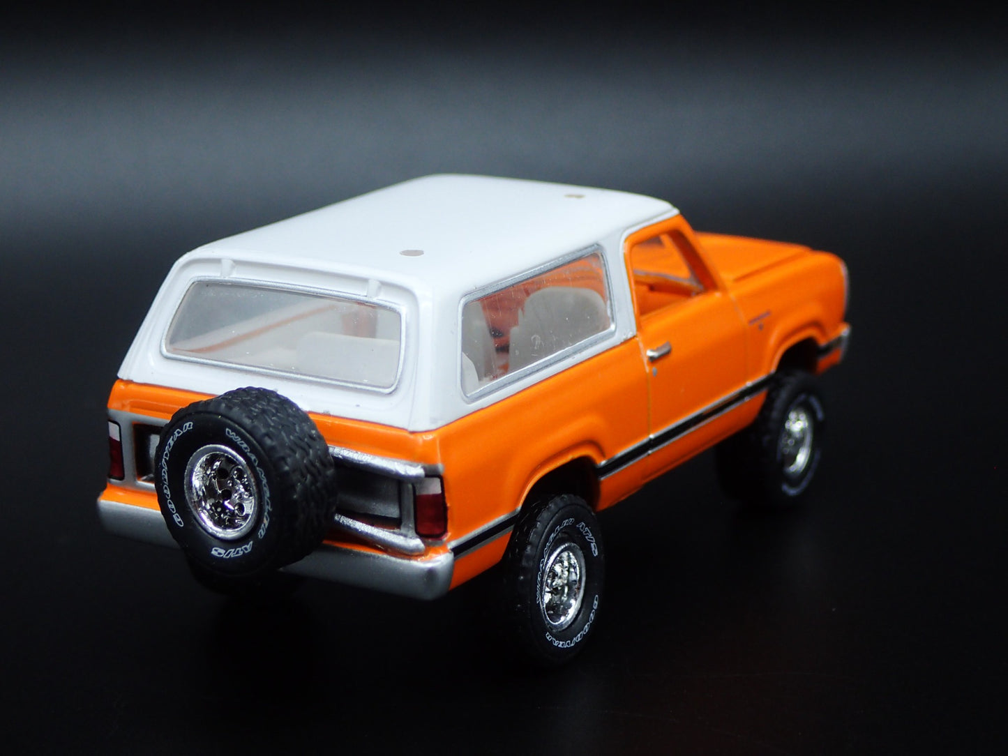 1977 77 DODGE RAMCHARGER SE 4X4 1/64 SCALE COLLECTIBLE DIORAMA DIECAST MODEL CAR