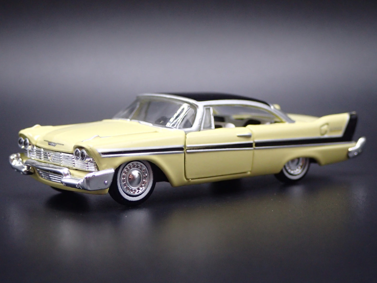 1958 58 PLYMOUTH BELVEDERE YELL 1:64 SCALE COLLECTIBLE DIORAMA DIECAST MODEL CAR