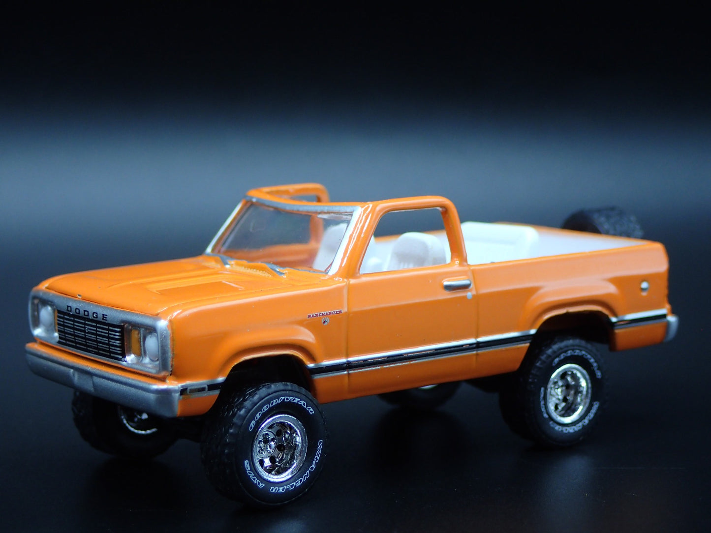 1977 77 DODGE RAMCHARGER SE 4X4 1/64 SCALE COLLECTIBLE DIORAMA DIECAST MODEL CAR