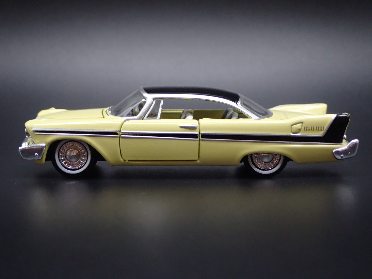 1958 58 PLYMOUTH BELVEDERE YELL 1:64 SCALE COLLECTIBLE DIORAMA DIECAST MODEL CAR