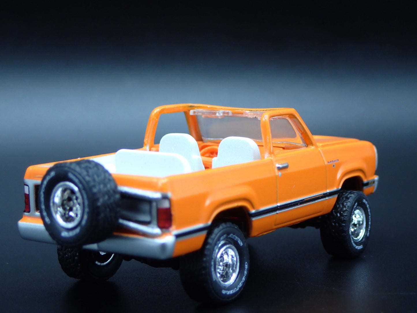 1977 77 DODGE RAMCHARGER SE 4X4 1/64 SCALE COLLECTIBLE DIORAMA DIECAST MODEL CAR
